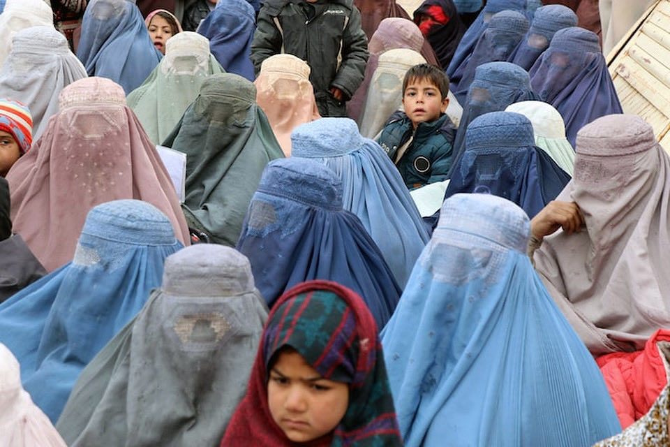 Du kan aldrig. Alltså aldrig. Övertyga mig om att detta är självvalt. En kvinna i burka, niqab eller liknande klädsel berövas sitt kroppsspråk. Sina ansiktsuttryck. Sin originalitet. Sitt eget jag. Sin frihet.

Det handlar inte och har aldrig handlat om att diktera klädsel när