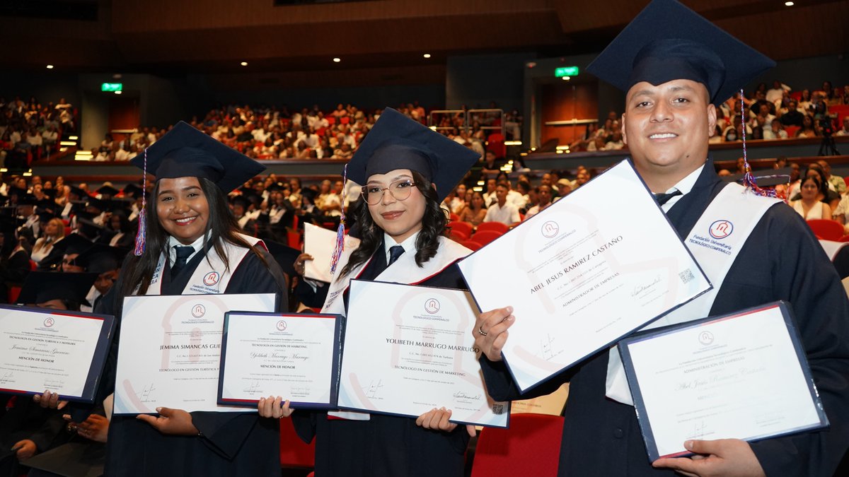 🎓 Celebramos el esfuerzo y dedicación de nuestros graduados 💙.
Su conocimiento transforma ideas en realidades. 🌟
Sigan soñando en grande y construyendo su futuro con pasión y valentía. 🚀