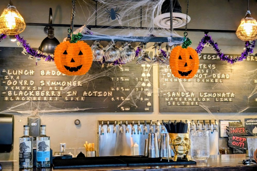 Had 2 go 2 Las Cruces 4 a medical test &amp; decided 2 have lunch <a href="/BosqueBrewingCo/">Bosque Brewing Co.</a> location across from <a href="/nmsu/">New Mexico State</a>. 1 girl working the whole place &amp; it got busy, she KILLED it!! 🎃🍺 was fantastic! Also enjoyed their blackberry sour &amp; 🍋 Gose B4 heading home 2 Silver City. Thnx! 🍻