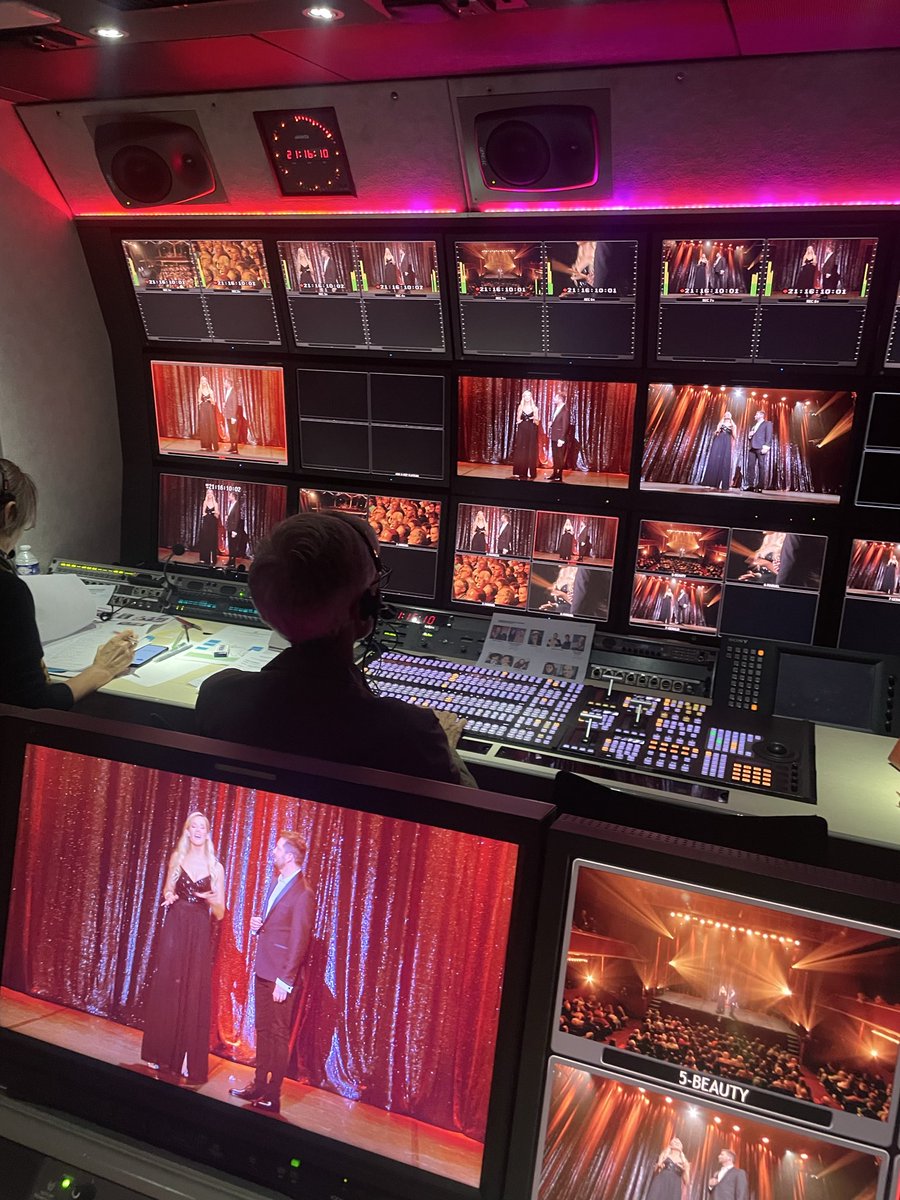jeromefouqueray's tweet photo. #GroupeM6 #magie @leCasinodeParis 

Ce lundi magnifique soirée #MandrakedOr avec les plus grands magiciens du monde, présentée par @MaximeGueny et @chachaBERMOND 🌟🌍

Bravo et merci #GillesArthur et toute son équipe 🤍

À voir bientôt sur @gulli et @M6plusofficiel 🌻 https://t.co/oZo92cVNL5