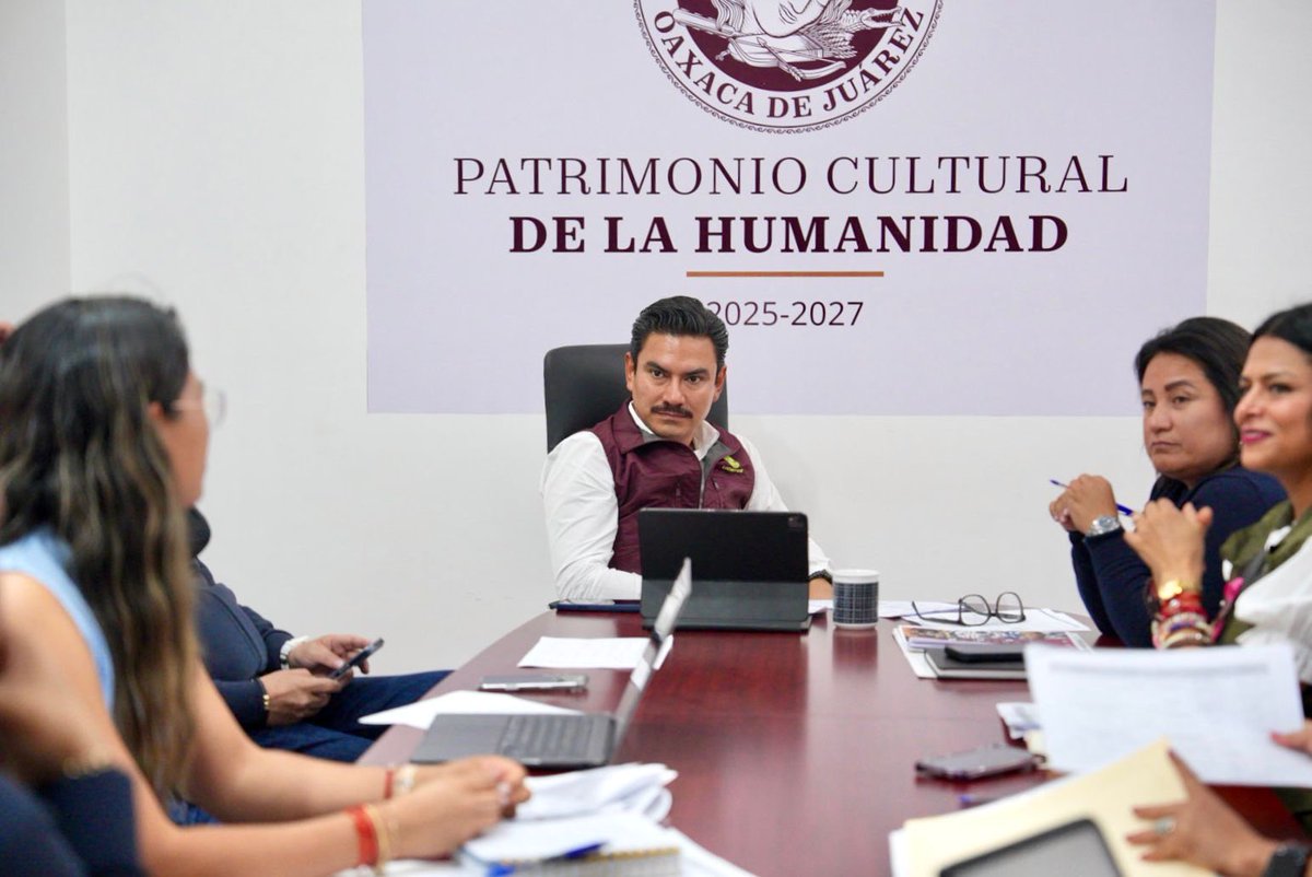 raychagoya's tweet photo. 🎉💀 Hoy sostuvimos una reunión de trabajo para afinar los detalles de las festividades del Día de Muertos en nuestra capital.

Oaxaca se prepara para recibir a miles de visitantes y celebrar una de las tradiciones más emblemáticas de nuestro pueblo. 🌸✨
En coordinación, planeación y trabajo en equipo, garantizamos que cada actividad refleje nuestra identidad, cultura y orgullo por nuestras raíces.

#DíaDeMuertos #OaxacaDeJuárez #LaTransformaciónAvanza #TradiciónYOrgullo #VecinasYVecino