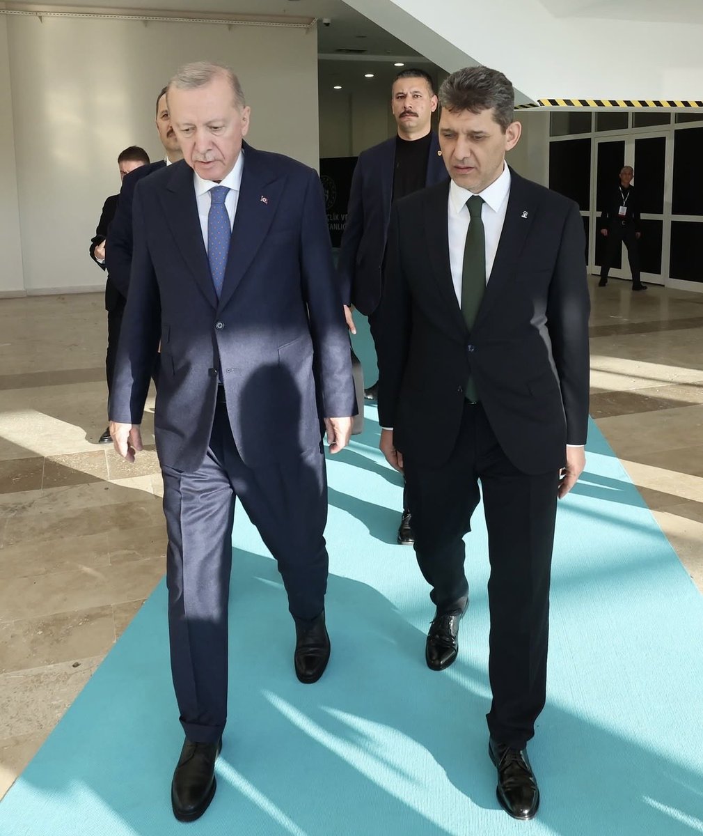 Seviyesiz ve hadsiz söylemlerle , 
Sayın Cumhurbaşkanımıza dil uzatmaya çalışan ana muhalefet partili şahsı eshefle kınıyorum. Bu yakışıksız söylemler doğrudan milletin iradesine yöneliktir. Hadsizlere inat, dün olduğu gibi bugünde dimdik Liderimizin, Cumhurbaşkanımızın