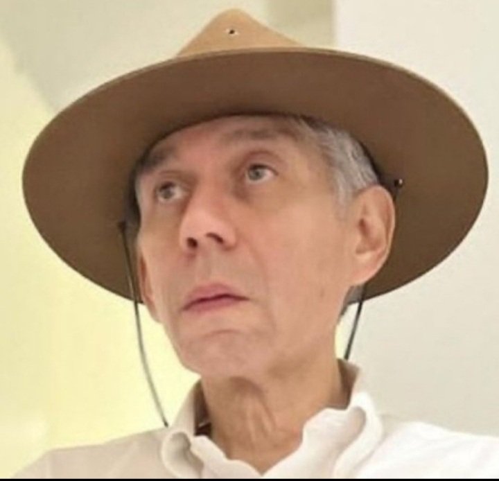 Está Disecádo 😯
Daniela Coronell el Indiana Jones Colombiano esperando a petro para la entrevista que le va a limpiár la imagen y náda que llega.!