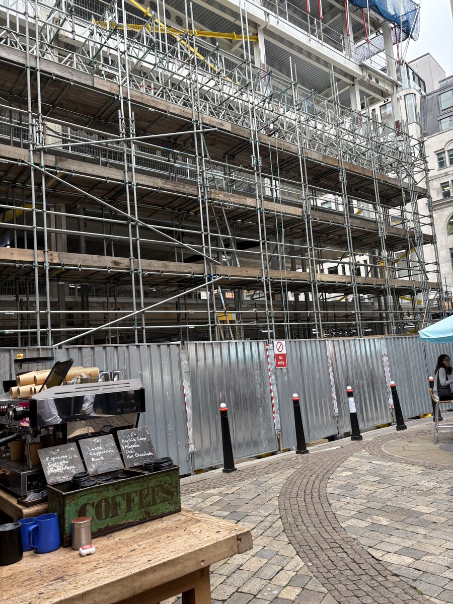patrickwellin12's tweet photo. New Normal - Day 1980 - Coffees  #PrimroseHill #City #London #coffees #construction #Autumn https://t.co/9gU55UAPT7