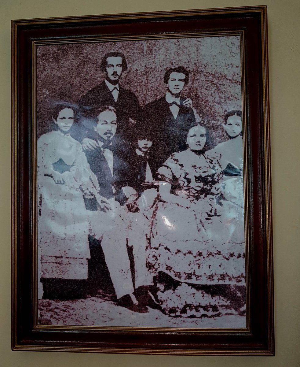 MioPinares's tweet photo. En la casa actual calle Avellaneda, donde residiera familia Agramonte Loynaz y radicara Bufete en el que trabajaba Ignacio antes de incorporarse a la manigua, se develó copia de la foto familiar, tomada en esa residencia. #TenemosMemoria @OHCamaguey  @cadenagramonte @YaimyrB https://t.co/5IQK5XlihI