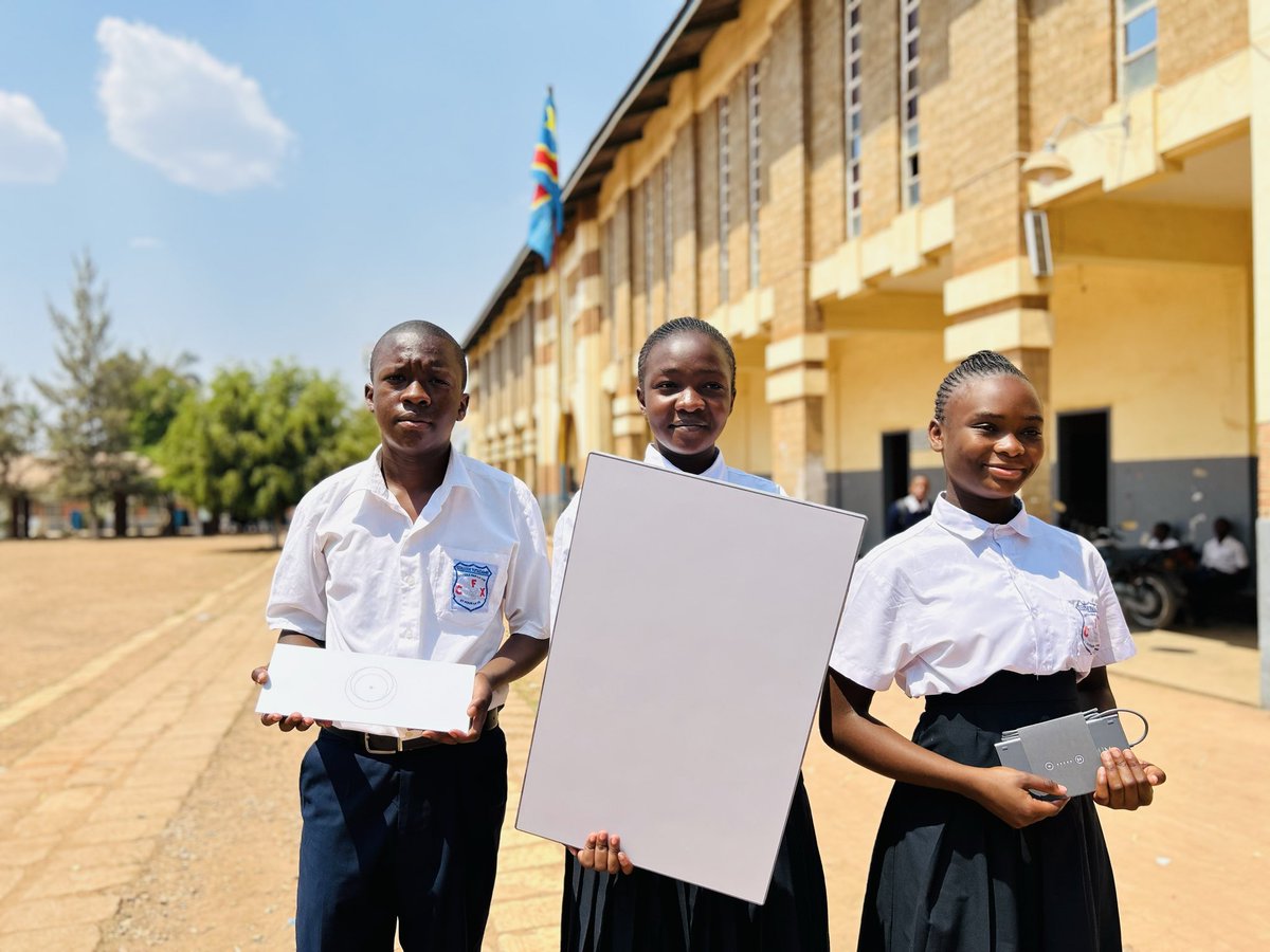 benjimk's tweet image. Nous sommes fiers d'annoncer que 13 écoles 🏫 sont déjà connectées à Internet grâce à Starlink 🛰️ ! Le paiement mensuel est totalement garanti grâce aux généreuses donations reçues.
Bientôt, 3 autres antennes déjà sur place seront déployées. Le respect de nos engagements est la…