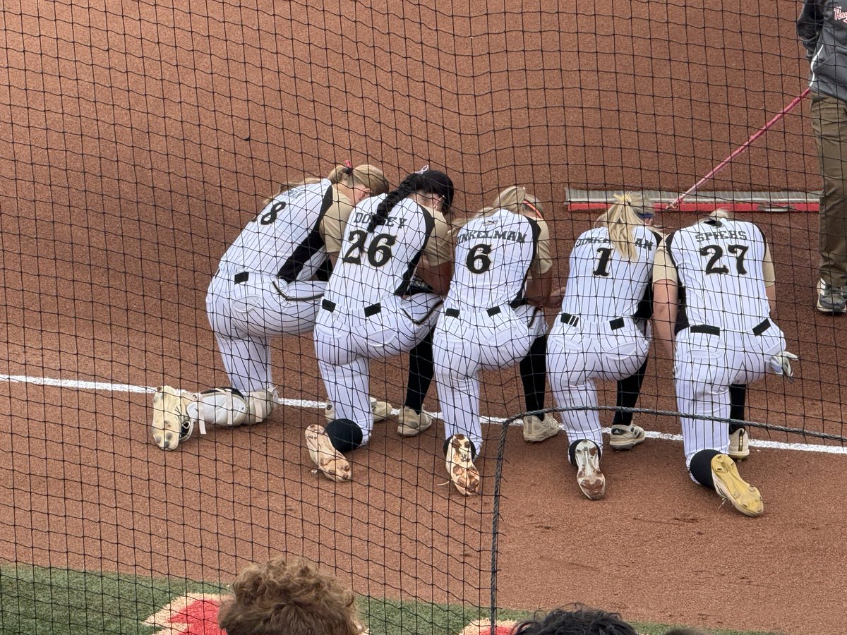 This is what Leadership looks like. Our Girls Praying together before the big game. ❤️🙏🏼
<a href="/GINWSoftball/">NW Softball</a> 
<a href="/ginwshipyard/">The Shipyard</a> 
<a href="/Dr_Jeff_Edwards/">Jeff Edwards</a>