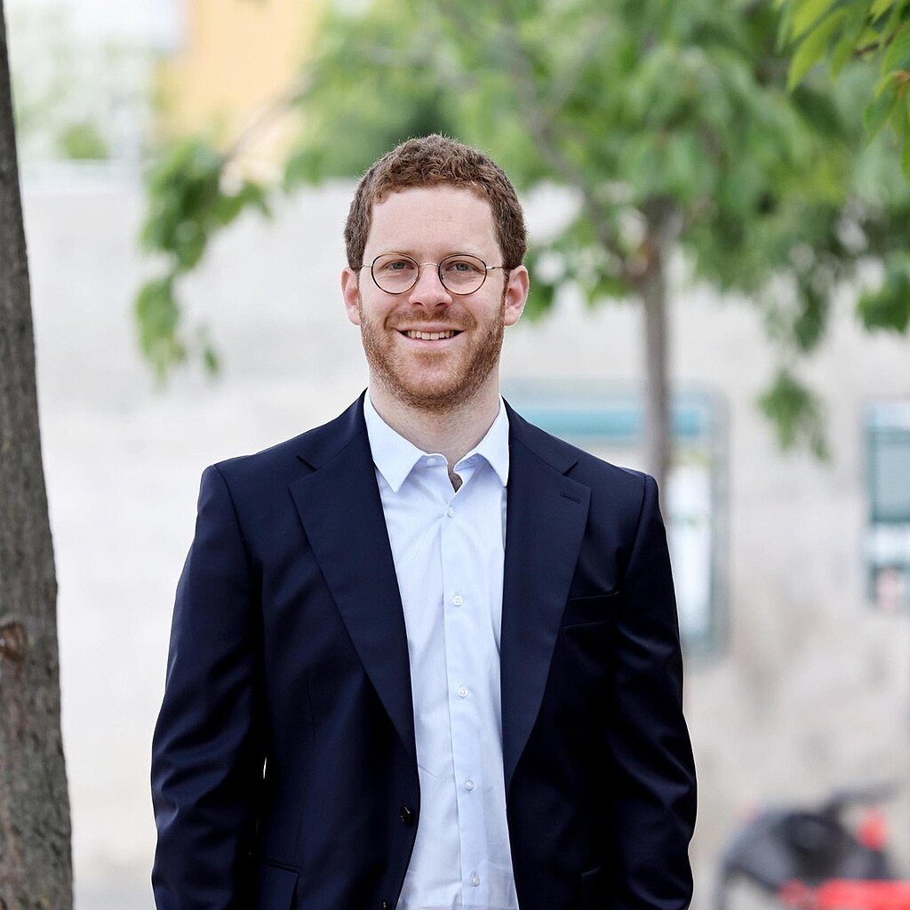 💬 « Le coût d’une crise politique serait bien plus élevé que celui de la suspension de la réforme des retraites », affirme David Amiel.
Le ministre de la Fonction publique défend un budget 2026 sans 49.3, fondé sur le compromis et la stabilité. 🇫🇷📊

#Budget2026 #Retraites