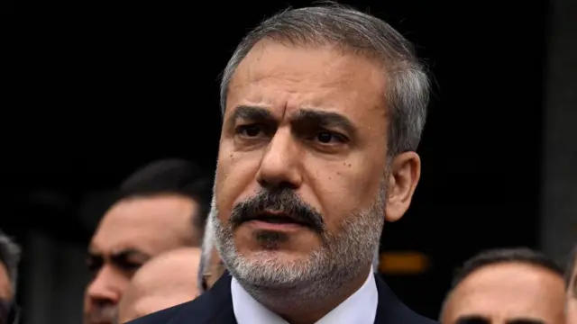 RojavaEnghelab's tweet image. استقبال کامل آنکارا از «طرح ترامپ» پس از آتش‌بس غزه، برای اردوغان که خود را مدافع اصلی فلسطین نشان میداد، مخاطره برانگیز بود. دو روز پیش هاکان فیدان، وزیر خارجه ترکیه با عقب نشینی از موضع صلح جعلی ترامپ عقب‌نشینی کرد و نقش ترکیه را صرفاً «میانجی» دانست.