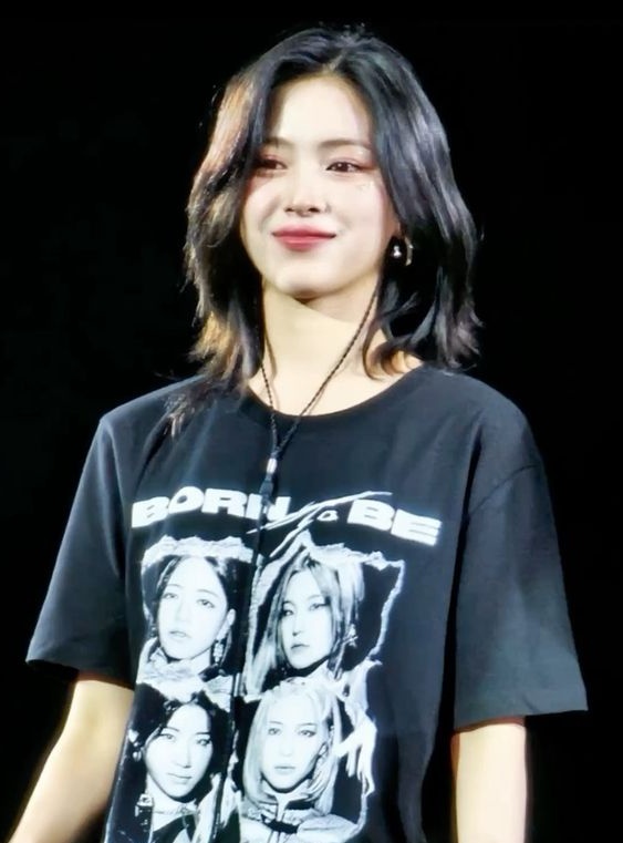wouleswounde's tweet image. blonde wolfcut yeji and black wolfcut ryujin is gonna be insane...