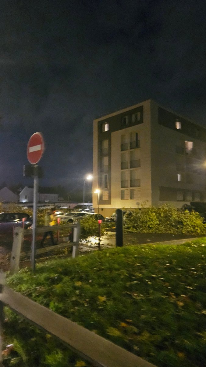 Petite balade en rentrant chez moi à pieds car la tornade a aussi cassé le RER C 🤪