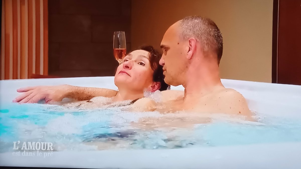 Fantomette92_21's tweet photo. #adp2025 #ADP #LAmourEstDansLePre 
Le jacuzzi,  2 saisons, 2 ambiances 🤣🤣🤣 https://t.co/6WNlBFFcrG