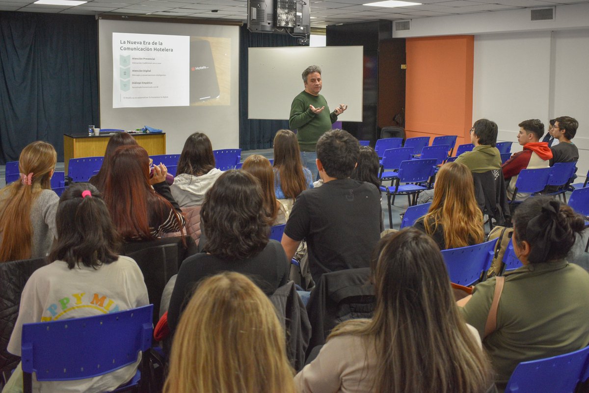 Cómo la #IA está transformando la gestión hotelera

📲 La automatización permite atención personalizada, más eficiencia y rentabilidad. Este fue el eje de la charla de <a href="/hernancouste/">Hernan Couste</a> para estudiantes de #Hotelería de la #UEAN.

+Info 👉 uean.edu.ar/nota/1903-ia-e…