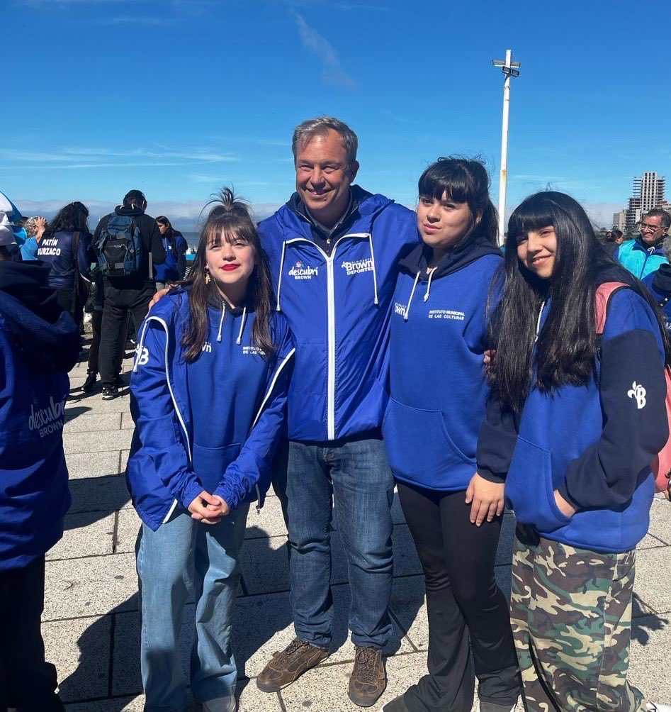 🏆 Almirante Brown hizo historia en los #JuegosBonaerenses2025🏉🎭🛼

El intendente <a href="/CascallaresPJ/">Mariano Cascallares</a> felicitó a los 323 participantes que representaron con orgullo al distrito en la etapa final en Mar del Plata, logrando un histórico segundo puesto en el podio general

#BrownConVos