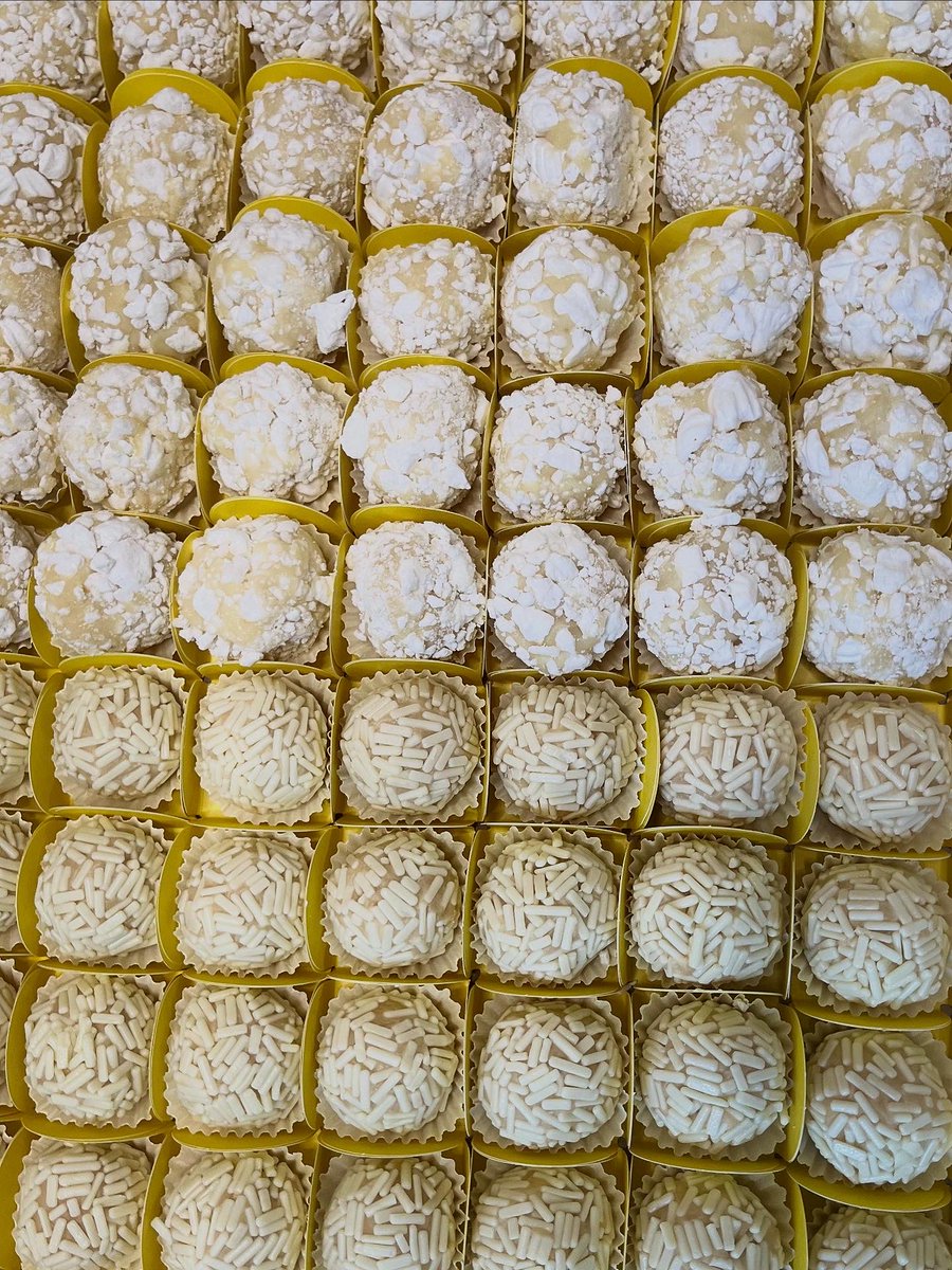 blendcacau's tweet image. Esse brigadeiro de limão 🍋‍🟩 com suspiro está uma sensação e sucesso aqui na Blend, combinando perfeito com esse docinho de brigadeiro branco 😍😋

Encomendas (65) 99258 8824 📲 

#docinhos #limão #suspiro #brigadeirobranco #cuiaba #boasemana #alegria #obrigadosenhor #cuiaba