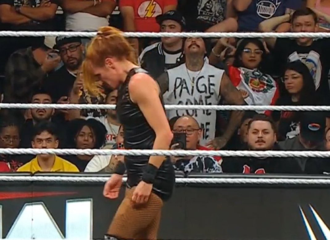 WrestlingCovers's tweet image. That guy has a “PAIGE COME HOME” shirt.
@Saraya #WWERAW