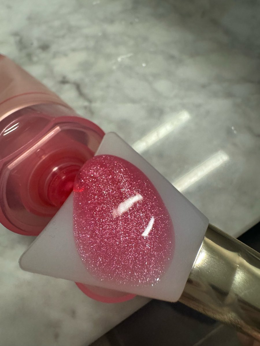 itzy__bubble's tweet image. [19/10/25] [10:35PM KST] 🦊💭

— i’m going to have a shower and do face masks
— the colour is so pretty..
— i brought it right away because i heard it reduces swelling when sleeping
— i already have other brands but it’s so cold.
— midzy go to bed early today