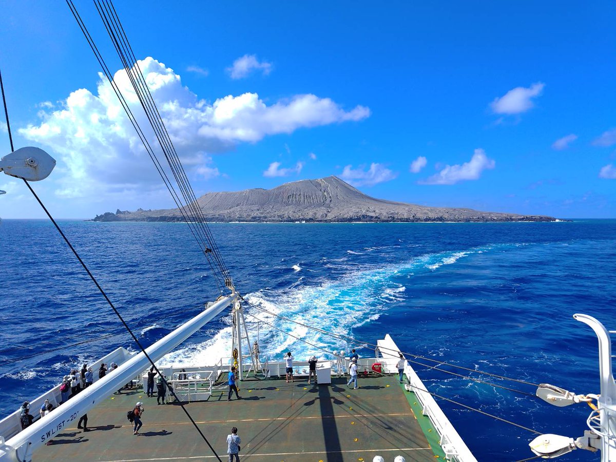 先日おがさわら丸で行った西之島！島が年々大きくなっている気がします！生きている間に島の成長を見れるのなんて奇跡的！今後も西之島から目を離せませんね！
#小笠原諸島 #西之島