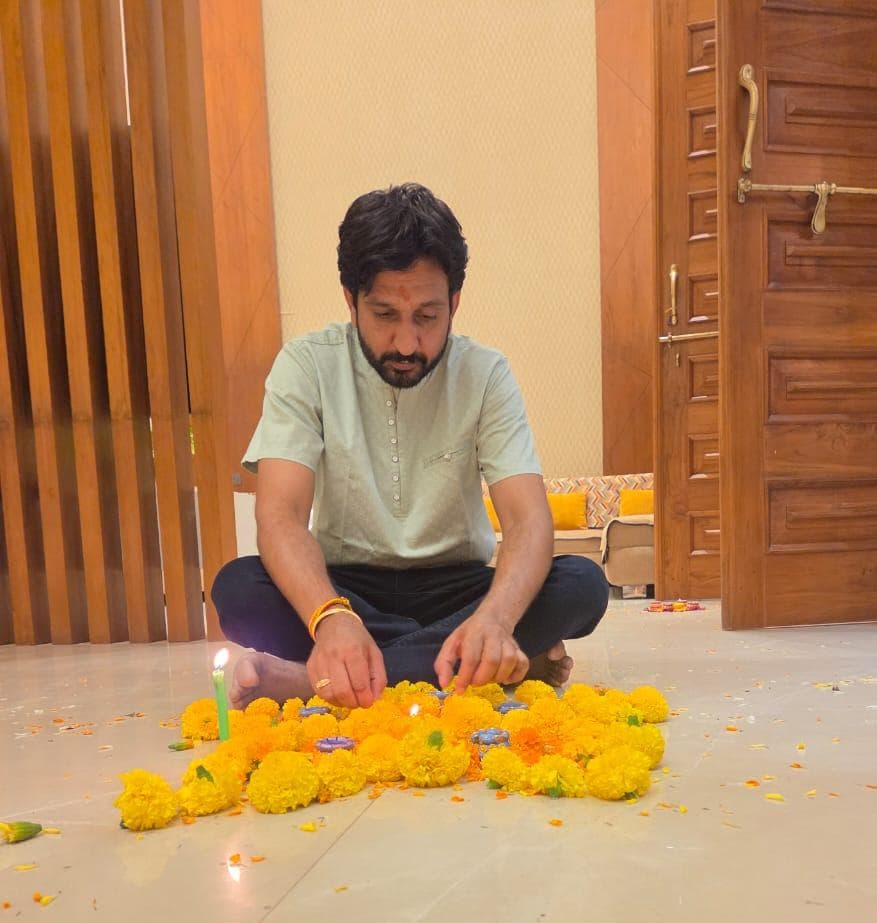 Dheersdhabhai's tweet image. “ *तुम्हें भूखा रहना होगा!”*
दुनिया प्रतिभाशाली असफल लोगों से भरी पड़ी है,
शिक्षित बेरोजगारों से भरी है,
पर दृढ़ निश्चयी लोग बहुत कम हैं —
क्योंकि दृढ़ता की जगह कोई नहीं ले सकता।
जब तक भूख जिंदा है,
तुम्हारी संभावना जिंदा है।
यह भूख ही है जो तुम्हें गिरने के बाद भी उठना सिखाती…