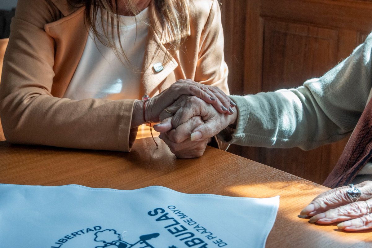 Hablar con Estela, escucharla, es comprender cabalmente el sentido profundo de la lucha de <a href="/abuelasdifusion/">Abuelas de Plaza de Mayo</a>, tal como sucedía con nuestra querida Sonia.

Fue muy especial llevarle nuestro Curita Brochero para que la acompañe, junto con el retrato en homenaje a ella y a su hija
