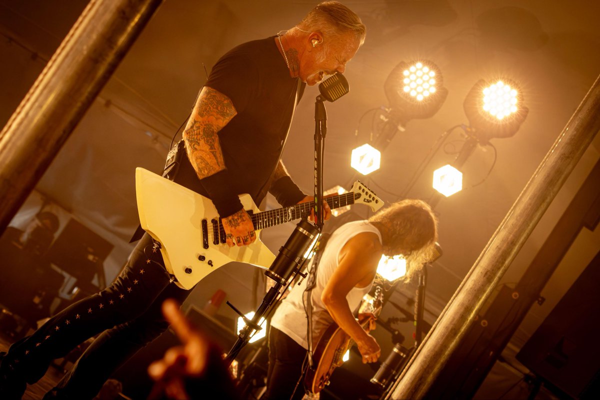 MetSince1981's tweet image. METALLICA EN AMAGANSETT, NY USA.
📸 @Metallica: Presentación en Amagansett, NY USA 🇺🇸 28 de Agosto 2025.
#Metallica #SiriusXM #StephenTalkHouse #MaximumMetallica #FifthMember #MetFans #MetFamily #MS81 #METALLICASince1981