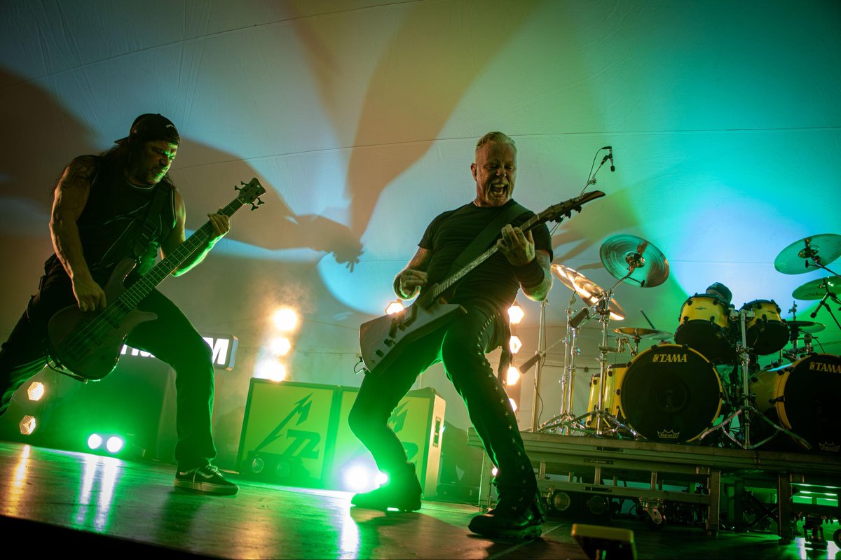 MetSince1981's tweet image. METALLICA EN AMAGANSETT, NY USA.
📸 @Metallica: Presentación en Amagansett, NY USA 🇺🇸 28 de Agosto 2025.
#Metallica #SiriusXM #StephenTalkHouse #MaximumMetallica #FifthMember #MetFans #MetFamily #MS81 #METALLICASince1981