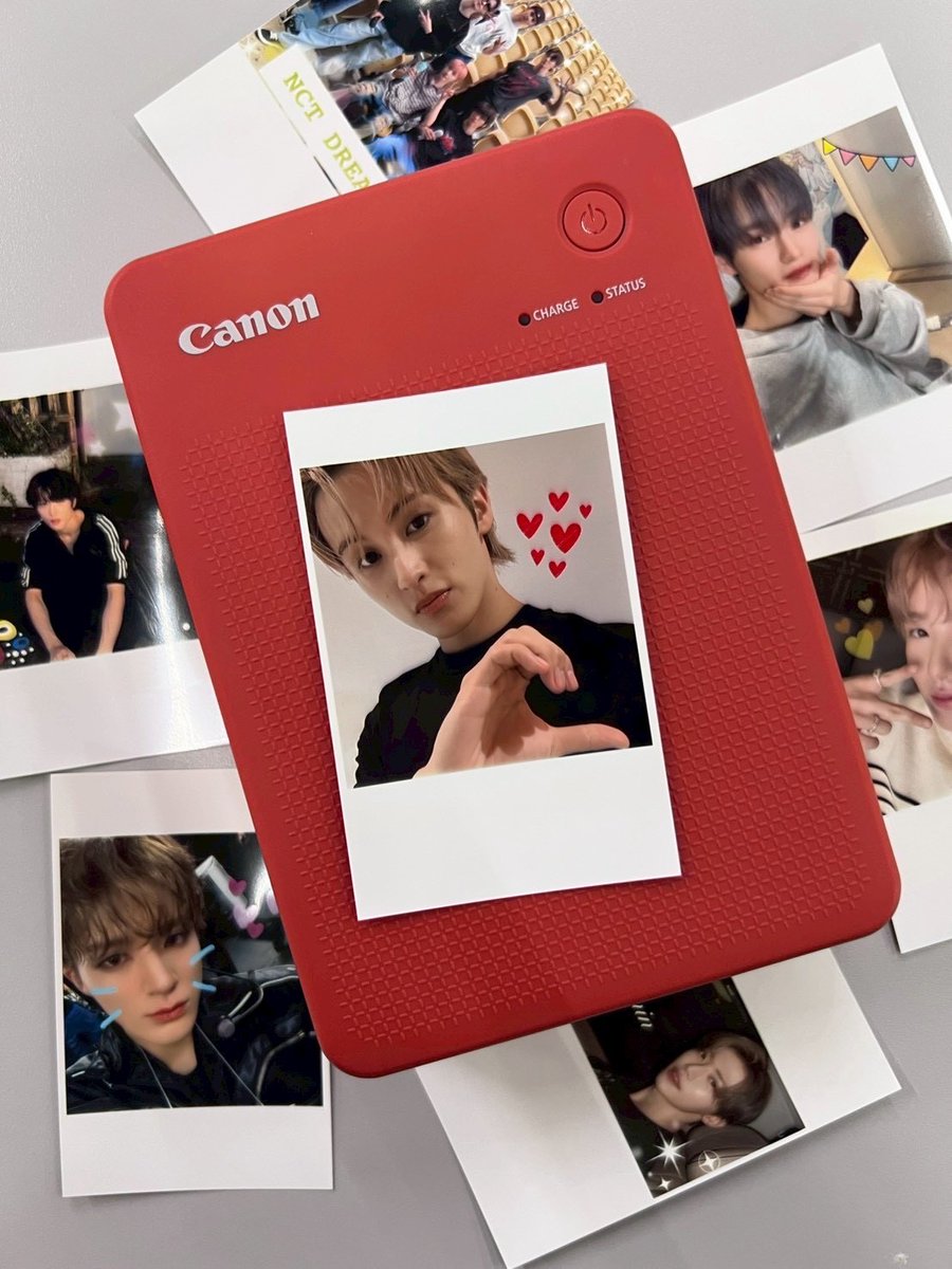 แกดูนี่🥺 สุดจะคิ้ว นี่ปริ้นใส่หลังเคสโทรศัพท์ตลอด แบ่งเพื่อนด้วย ใครชอบเปลี่ยนรูปบ่อยๆตามมู้ดวันๆตอบโจทย์เลยล่ะ ปริ้นรูปไปแจกตามงานด่วนเอยใด Canon SELPHY QX20 คือชีปริ้นได้ทุกที่ชีพกพาได้ สาย giveaway คือต้องชอบแน่ เพราะชีแต่งรูปเพิ่มได้อีก สีสดด้วย เริ่ดเลยล่ะ