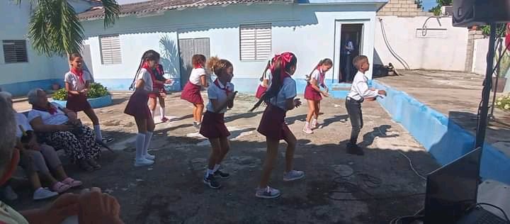 En horas de la mañana se desarrolló una especial jornada de celebración por el Día de la Cultura Cubana en la Sede Universitaria de Zaza del Medio se realizó un homenaje al Proyecto En la Miel de los años.
#Taguasco 
#CulturaTaguasco 
#CubaEsCultura
#SanctiSpíritusEnMarcha