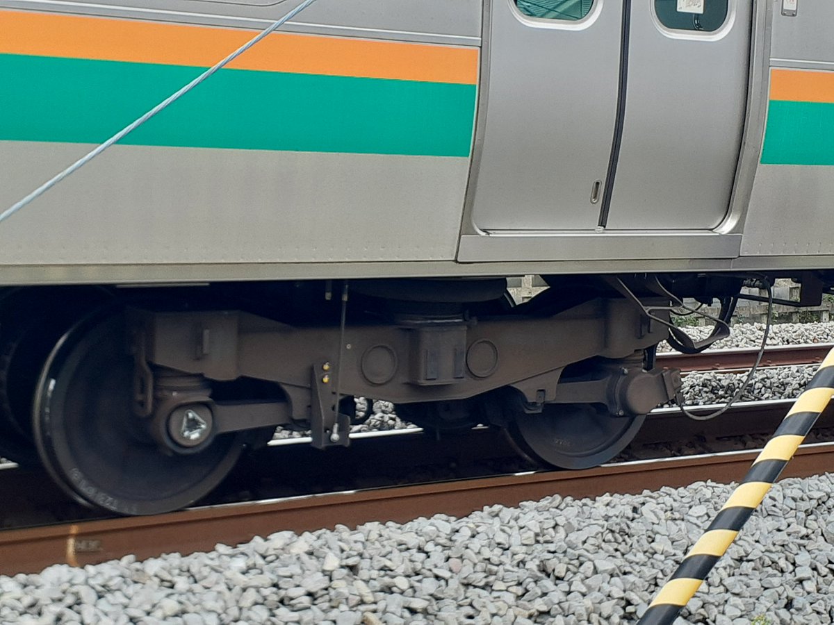 高崎線北鴻巣ー鴻巣間の踏切事故当該車両はE231系コツK-19編成
6号車〜10号車海側の台車、床下機器損傷ならびに10号車空気バネの空気圧0