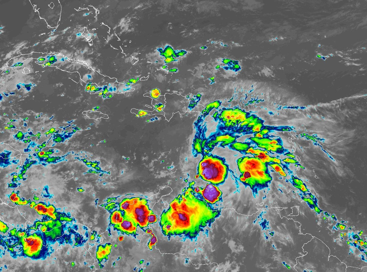 HuracanInfoCo's tweet photo. 🔔ATENTOS🔔➖NUEVAS PROYECCIONES DE TRAYECTORIA PARA EL INVEST #98L
CORRIDAS 0z

Les compartimos las corridas más recientes de los modelos especializados en intensidad y trayectoria. Adicionalmente, el sistema se está moviendo hacia el oeste-noroeste y disminuyó su velocidad de traslación a 9 mph (15 km/h), lo que ocasionará que los efectos del viento cortante sean menores. 

Continuamos observando la tendencia en su mayoría de enviar el sistema hacia Haití 🇭🇹y República Dominicana 🇩🇴.  

Recuerde que: El Centro Nacional de Huracanes invita a los residentes de Puerto Rico, República Dominicana, Cuba, Jamaica y Haití a vigilar su evolución ante el alto potencial de inundaciones.

#98L #Storm #RepublicaDominicana #Jamaica #PuertoRico #Cuba #Haití