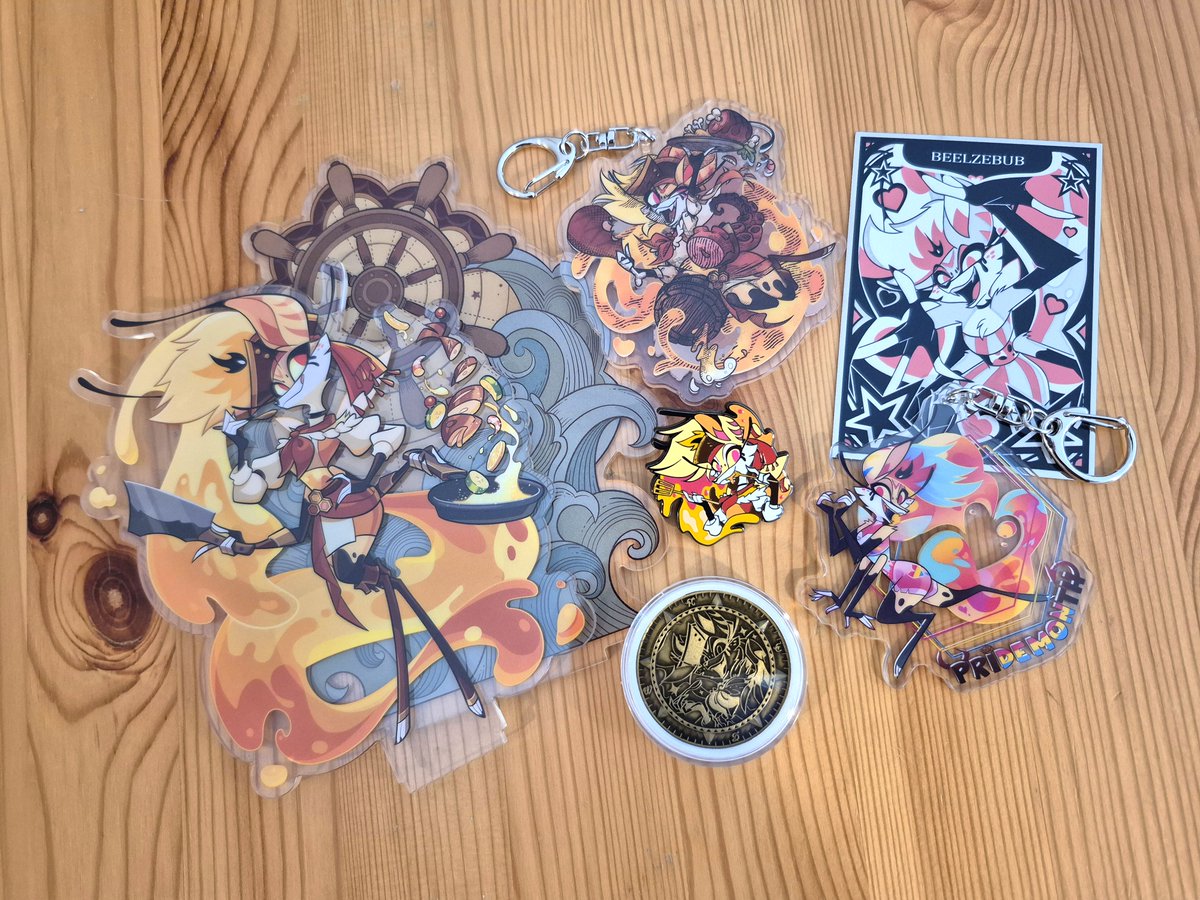 My bounties of the Queen finally arrived today~! One of my friends shipped them to me, 'cos it just so happened that the four of us wanted different characters from this metal card series.😂

Pirate Queen Bee looks so gorgeous!!💖💖
#HelluvaBoss #Sharkrobot