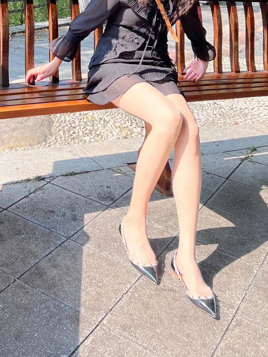 下次活动想让两根鸡巴一起插进母狗的骚逼里