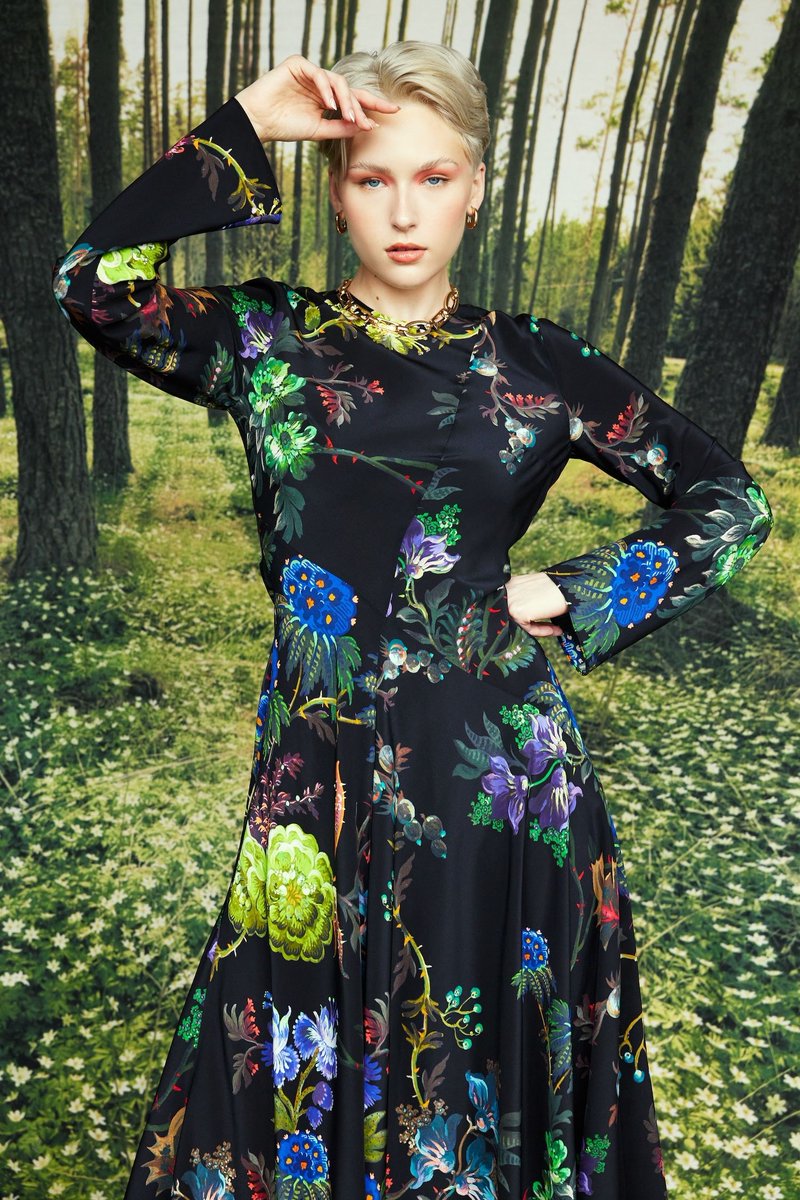 Embrace the season in sensuous silk. The Witchflower dress from Klements is perfect for all your autumnal adventures: wear it for a hay ride with boots and a leather jacket, or pair it with a pointy hat and make it your Halloween costume. 🧙 Now 70% off > buff.ly/soO4kue