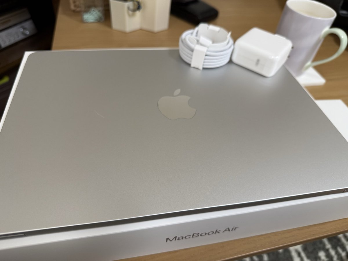 kemecyan's tweet image. 届いたぁ✨
軽い…    使いこなせるか🥰ﾜｸﾜｸ✨
#MacBookAir