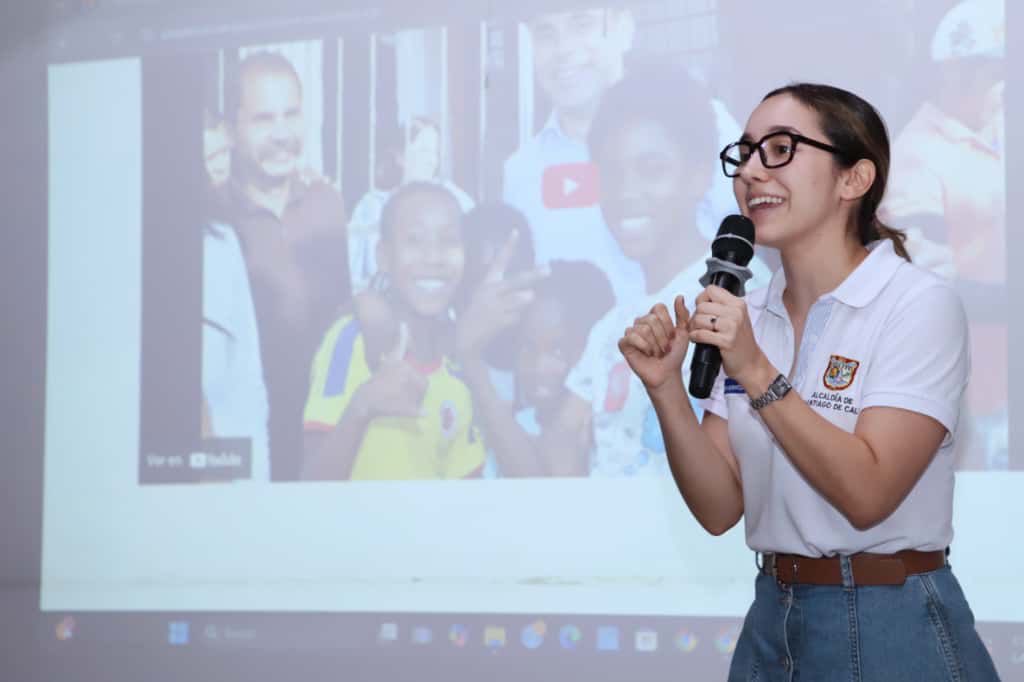 Con la participación del alcalde <a href="/alejoeder/">Alejandro Eder</a> , realizamos el consejo comunitario ¡Pa' que Veás cómo recuperamos tu comuna! en la Comuna 2, donde les contamos a los vecinos cómo estamos invirtiendo los recursos para recuperar sus territorios.