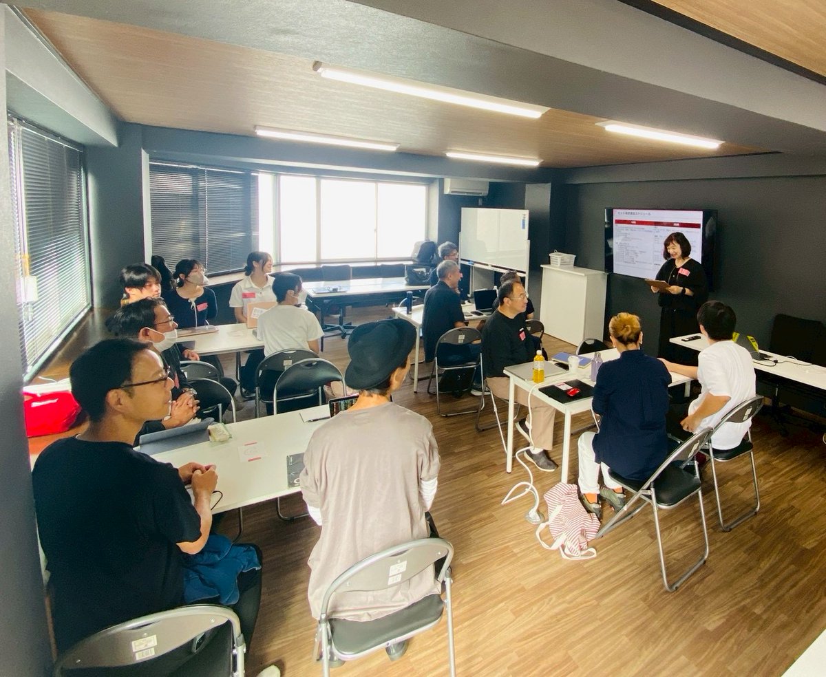 ヒット発想講座①

 初日がスタート！
満員御礼の総勢16名参加となります。
これから2日間のセミナーの始まりです！