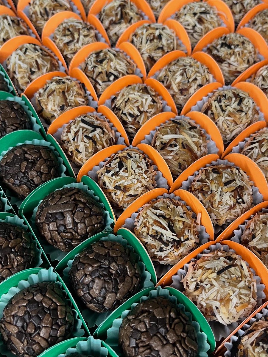 blendcacau's tweet image. Brigadeiro 🍫 e docinho de coco 🥥 queimado 😍 aaaah a variedade de docinhos aqui na Blend é um arraso ❤️
Encomendas (65) 99258 8824 📲 

#docinhos #brigadeiro #cocoqueimado #delicias #instagood #encomendas #cuiaba #boasemana #alegria #obrigadosenhor #cuiaba