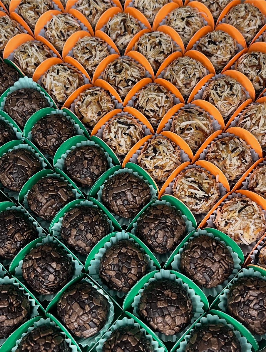 blendcacau's tweet image. Brigadeiro 🍫 e docinho de coco 🥥 queimado 😍 aaaah a variedade de docinhos aqui na Blend é um arraso ❤️
Encomendas (65) 99258 8824 📲 

#docinhos #brigadeiro #cocoqueimado #delicias #instagood #encomendas #cuiaba #boasemana #alegria #obrigadosenhor #cuiaba