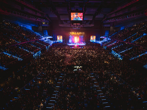 MakaPna's tweet photo. Madrid es vivir un sueño!!!
Que cada año supera al anterior!!!
Sois toda una bendición familia!!!
#AuraTour https://t.co/j1mNEkZNqv