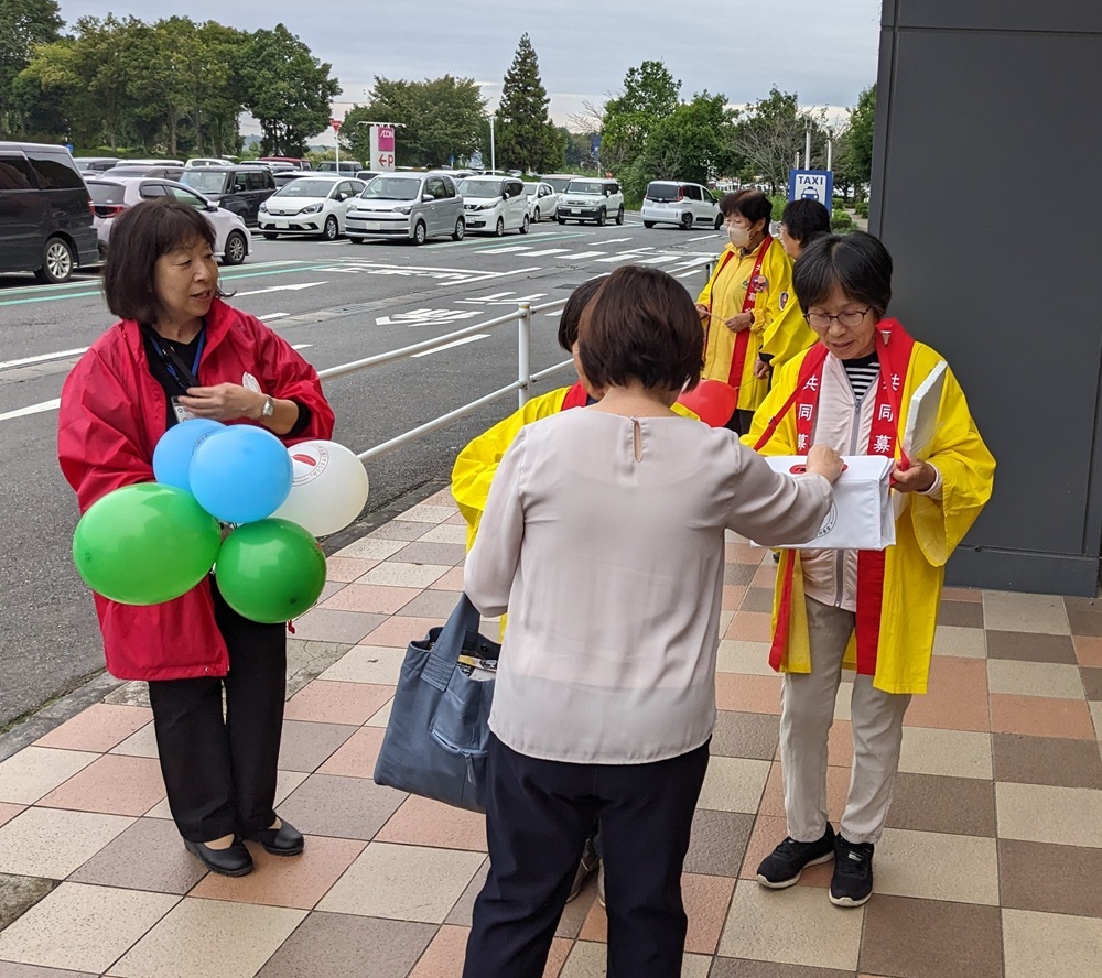 stshakyo's tweet photo. 10月19日（日）にガールスカウト茨城県第42団様による街頭募金活動が、また10月20日（月）に社協役職員による街頭PR活動がそれぞれ行われました。
当日は多くの皆様のご協力をいただきありがとうございました。
#下妻市 #社会福祉協議会 #赤い羽根共同募金 #ガールスカウト #イオンモール下妻 https://t.co/2pXiQFrx4J