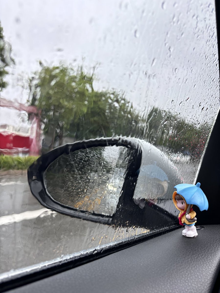 mkumether's tweet image. 雨が降っていて、ラッシュアワーで、どこも渋滞しています。道路は通行可能でしょうか？