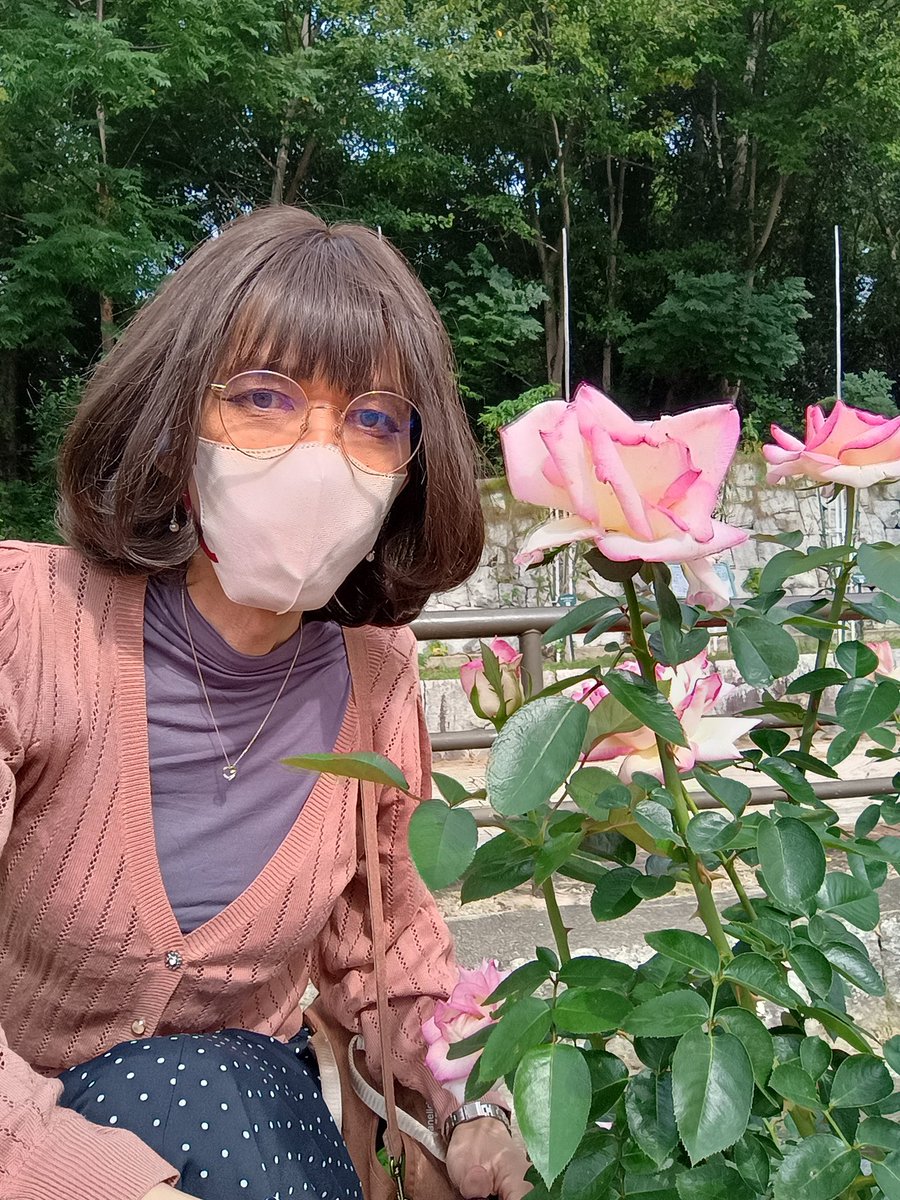 東山みちる🐬女装🍆 (@js19michiru) on Twitter photo 花博記念公園に来ました🌻
コスモスはかなり咲いていて良い感じ🥰
バラはまだこれからですね🌹 花博記念公園に来ました🌻
コスモスはかなり咲いていて良い感じ🥰
バラはまだこれからですね🌹