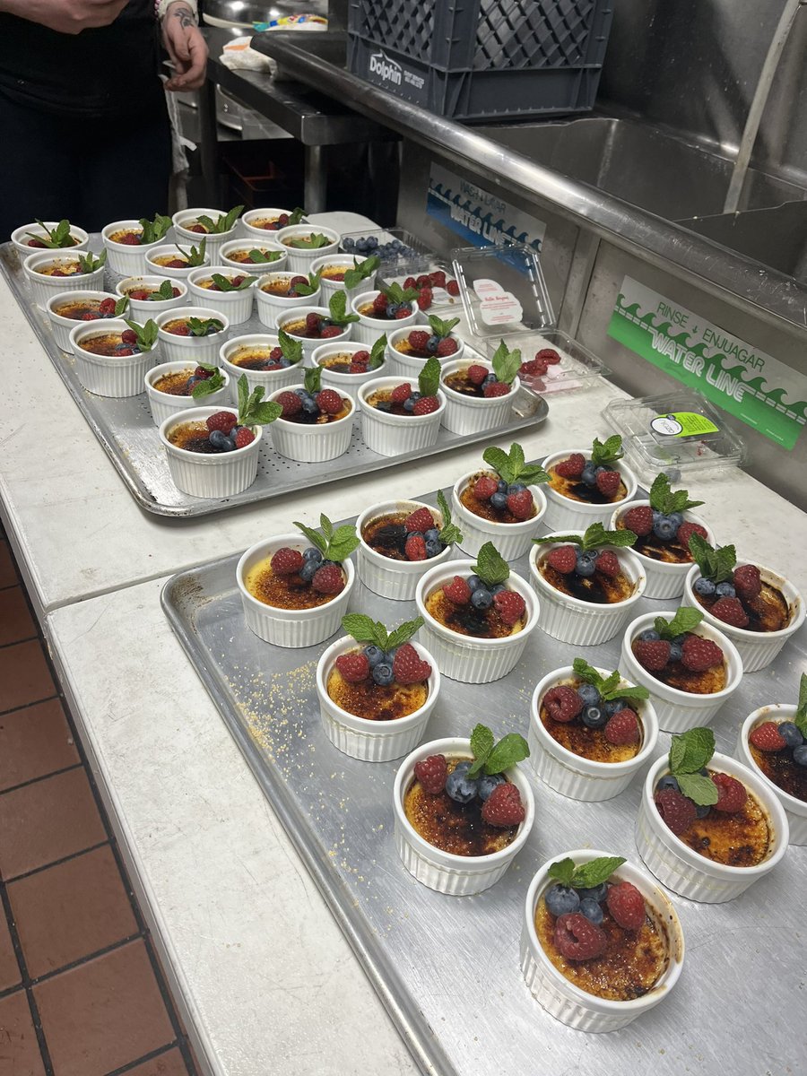 hater494's tweet image. #lesbian #linecook #employed