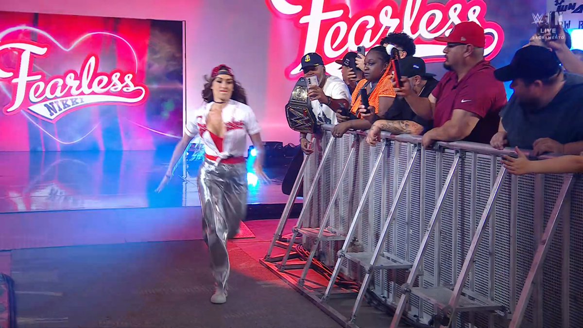 -Regresa
-Tiene un buen pop
-Ayuda a Stephanie Vaquer 
-Se le sale una teta
-Se va

Nikki Bella es histórica