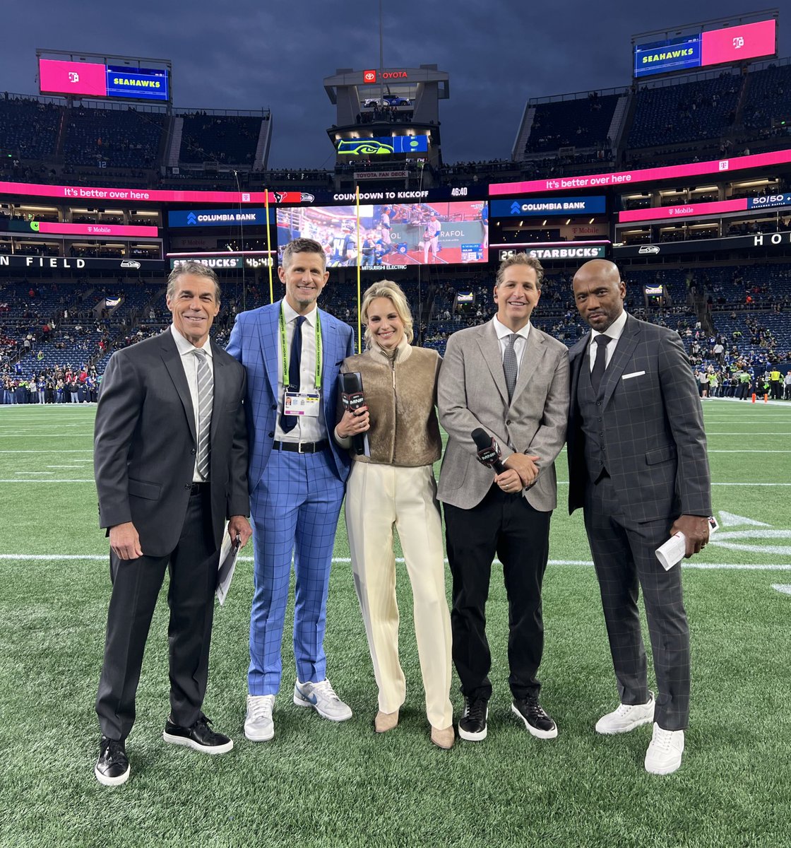 Our #MNF late game crew is ready for action in Seattle… <a href="/cbfowler/">Chris Fowler</a> <a href="/danorlovsky7/">Dan Orlovsky</a> <a href="/LRiddickESPN/">Louis Riddick</a> <a href="/Katie_George05/">Katie George</a> and <a href="/PSchrags/">Peter Schrager</a> call #HOUvsSEA next on ESPN.

📸 via <a href="/blackfor3/">Michael Black</a>