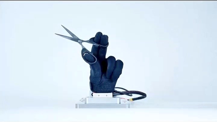 China 🇨🇳 ने Technology की दुनिया में वो कर दिखाया
जो पहले सिर्फ फिल्मों में दिखता था

China की company Pan Motor ने एक ऐसा robotic hand बनाया है
जो इंसान के हाथ की तरह हर चीज़ बड़ी आसानी से कर सकता है
इसका नाम है Wuji Hand और ये दिखने में तो simple लगता है,
लेकिन इसके अंदर छुपी