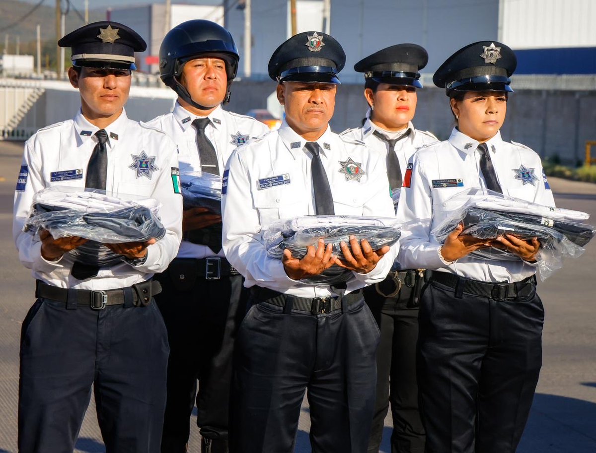 DMSPDGO's tweet image. 👮‍♂️El presidente @josejoseantonio entregó uniformes tácticos a los elementos de la Dirección Municipal de Seguridad Pública, cumpliendo su compromiso de fortalecer y reconocer la labor policial en favor de las  familias duranguenses.

#DurangoEsElCamino