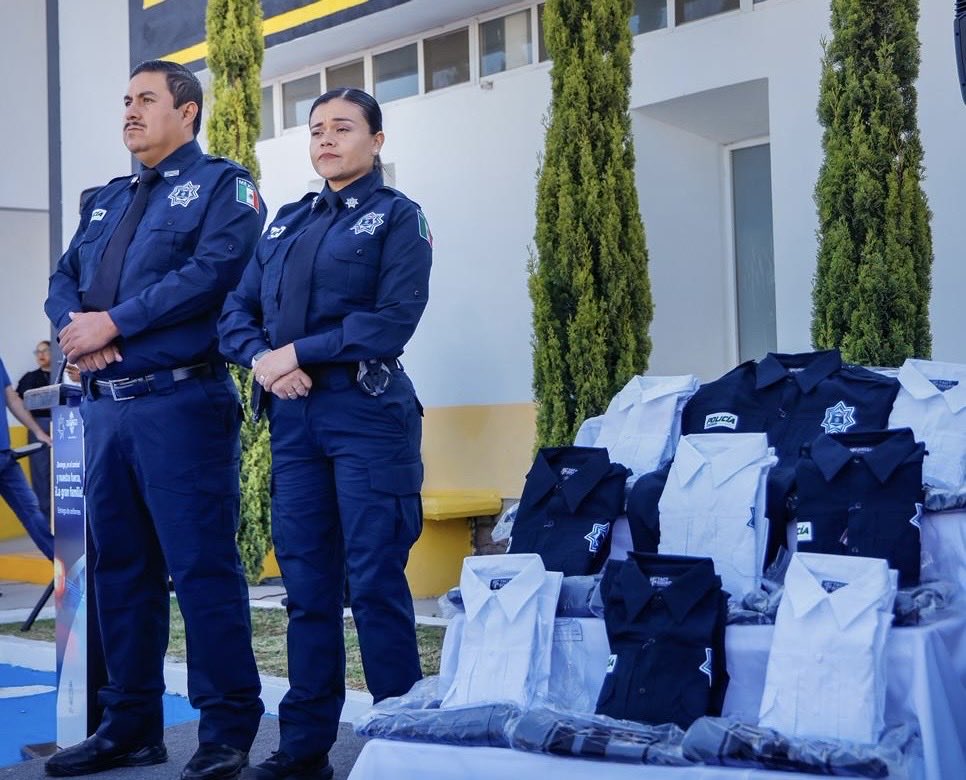 DMSPDGO's tweet image. 👮‍♂️El presidente @josejoseantonio entregó uniformes tácticos a los elementos de la Dirección Municipal de Seguridad Pública, cumpliendo su compromiso de fortalecer y reconocer la labor policial en favor de las  familias duranguenses.

#DurangoEsElCamino