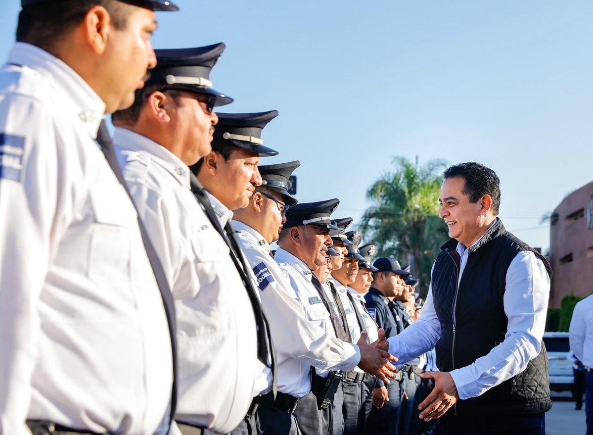 DMSPDGO's tweet image. 👮‍♂️El presidente @josejoseantonio entregó uniformes tácticos a los elementos de la Dirección Municipal de Seguridad Pública, cumpliendo su compromiso de fortalecer y reconocer la labor policial en favor de las  familias duranguenses.

#DurangoEsElCamino
