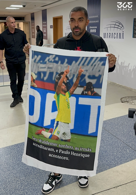 liberta___depre's tweet photo. Paulo Henrique, do Vasco, recebe homenagem de torcedor vascaíno na saída do Maracanã. 

📷@365ScoresBR https://t.co/V1dG7y6hvy